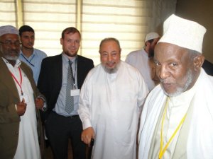 Van der Blom en Qaradawi op een congres van de IUMS, de organisatie van geleerden van de Moslimbroederschap.