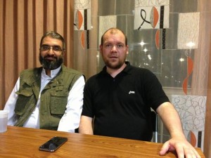 ETN-bestuurder Van der Blom (rechts) in het islamitisch centrum in Rotterdam, met Amin Abou Rashed, organisator van de Gaza flotilla's van de Europese Moslimbroeders.