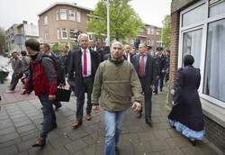 Wilders op bezoek in de Haagse Schilderswijk na berichten over de "shariadriehoek".
