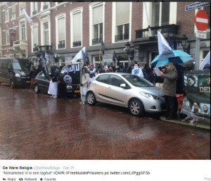 Abou Hafs (rechts) bij zijn toespraak voor de Marokkaanse ambassade.