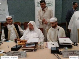 Yusuf al-Qaradawi met rechts (in wit gewaad en met witte muts) Azzedine Karrat.