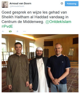 De omstreden prediker Haitham al-Haddad (midden) was in mei 2014 op bezoek in De Middenweg. Rechts bekeerling Arnoud van Doorn.