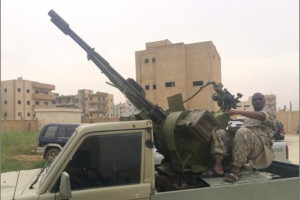 Taymullah achter een luchtafweerkanon in Raqqa.