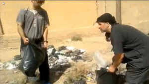 Abu Bashir (rechts) en Broeder Eldin ruimen vuil op in Syrië.