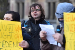 De Koning op veldwerk bij een demonstratie voor de sluiting van de TA-afdelingen in de gevangenissen van Vught en Rotterdam.