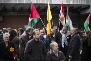 Demonstratie tegen de Amsterdamse stedenband met Tel Aviv en Ramallah. Links houdt niet meer de rug recht tegenover gekkies en extremisten. 