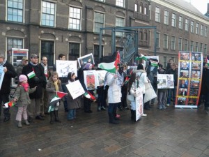 Gaza-demonstratie van het Palestijns Platform voor Mensenrechten en Solidariteit (PPMS), december 2009 in Den Haag. Links (met donkere jas en pet) Jacob van der Blom, rechts van hem Aissa Zanzen.