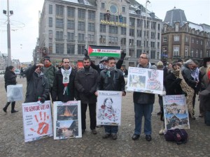 PPMS-delegatie bij een Gaza-manifestatie op de Dam in januari 2010. Tweede van links Zanzen (met PPMS-bord), derde van links Ibrahim Akkari. Beide foto's komen van de website van PPMS, onderdeel van de Moslimbroederschap in Nederland. 