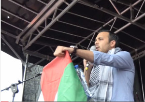 Nourdin el Ouali spreekt tijdens een Gaza-betoging in Amsterdam.