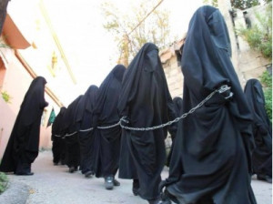 Geen slavinnen van ISIS, maar een religieuze processie in Libanon.