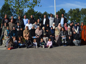 Groepsfoto rond Fadel Soliman tijdens een islamkamp van de Nederlandse Moslimbroeders.