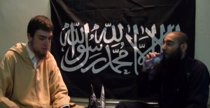 Dennis Abdelkarim Honing (links) in gesprek met Sharia4Belgium-leider Fouad Belkacem.