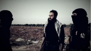 Montasser AlDe'emeh tussen gemaskerde jihadisten van Jabhat Nusrah.