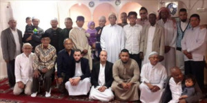 Groepsfoto bij Rukun Islam met op de voorgrond (vierde en vijfde van links) Hizb ut-Tahrir leden Kamal Aboe Zaid en Mikail Abu Aaïsyah.