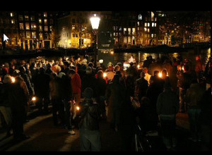 Fakkels bij de Kristallnachtherdenking van 2008, de eerste herdenking door Nederland Bekent Kleur na de campagne tegen Pim Fortuyn. 
