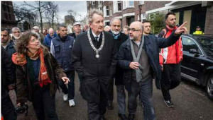 Burgemeester Van der Laan bij een door Amsterdamse moskeeën en synagogen georganiseerd protest tegen de terreuraanslagen. 