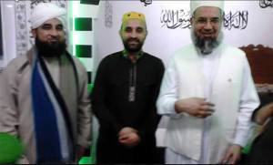 Raza Saqib Mustafai (links) op bezoek in Rotterdam. Rechts Hussain Shah, de hoofdimam van de Ghausia moskee.
