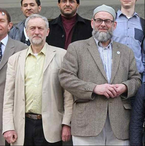 Ibrahim Hewitt (rechts) en de huidige Labour-leider Jeremy Corbyn in 2013 tijdens een bezoek aan Gaza. 
