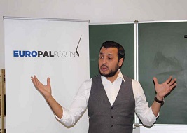 Nourdin el Ouali geeft training op een cursus van EuroPal Forum.