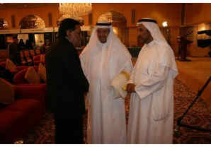 Mutlaq Alqarawi (rechts) en Adel al-Falah (midden) ontvangen het Britse Hogerhuislid Lord Sheikh.