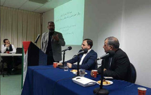 Amin Abou Rashed spreekt de vrijwilligers toe, Achter de bestuurstafel Majed Al-Zeer (rechts) en Ahmad Skineh.