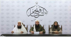 Toespraak van Al-Jolani. Rechts Nusrah-veteraan Abu Abdullah al-Shami, links Al-Qaida-topman Abu Faraj al-Masri.