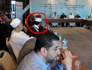 Azzedine Karrat (rood omcirkeld) bij de European Council for Fatwa and Research. Achter de bestuurstafel onder anderen Al-Qaradawi, Al-Qaradaghi en Halawa.