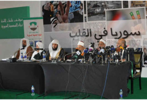 Abdul Mohsin al-Mutairi (uiterst links) in juni 2013 op de jihadconferentie in Caïro. Derde van rechts Yusuf al-Qaradawi.